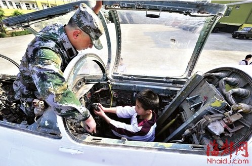 殲6戰(zhàn)機(jī)夜幕“飛抵”福清 學(xué)生大呼帥呆了1