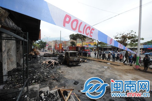 家具城門口，貨車已被燒毀