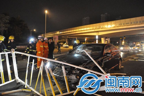 鋼管直插擋風玻璃，司機不幸身亡，事故現(xiàn)場非常慘烈