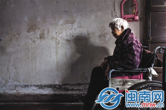 陳磨治坐在輪椅上，常年窩在家中，好希望有人帶她出