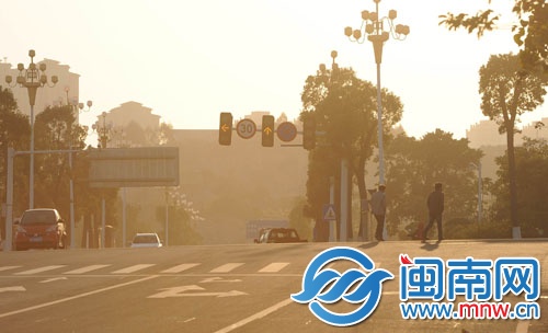 右轉(zhuǎn)燈關(guān)閉，車輛行駛須讓行人先過
