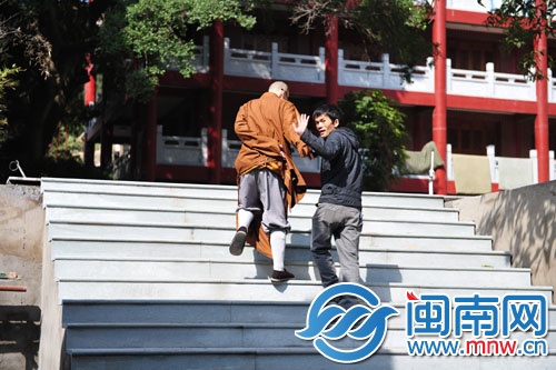 決心留在寺廟工作，陳奕新向眾人揮手告別