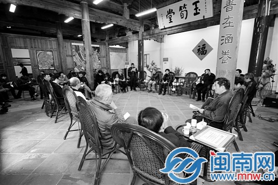 來(lái)自建筑界和文史界的二十多位專家學(xué)者齊聚一堂，聊