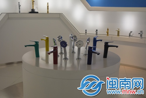中宇個(gè)性化、多顏色的水龍頭（圖片右上角是“惠安女