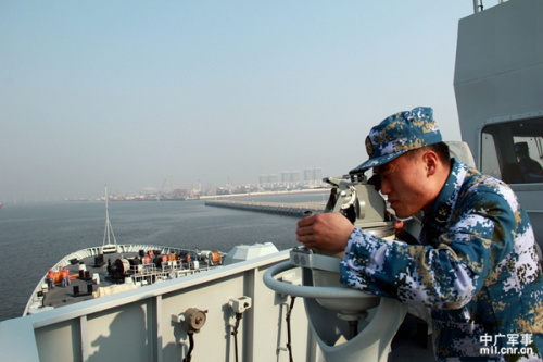 南海艦隊遠海訓練編隊解攬繩啟航