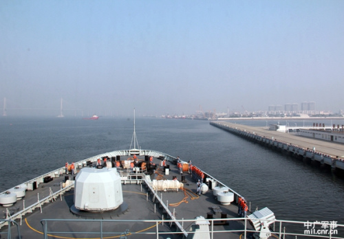 南海艦隊遠海訓練編隊解攬繩啟航1