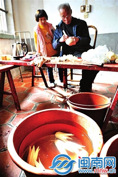 劉老伯手中的刻刀上下翻飛，雕出一朵白色的蘿卜花