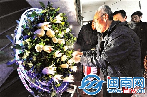 裝好燈泡，牽上燈帶，花燈就做好了