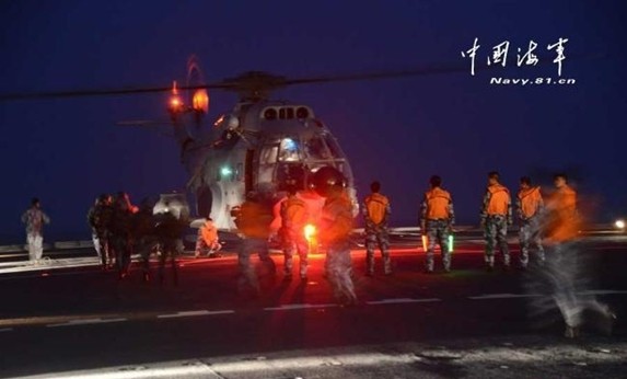 中國海軍南下遭遇大批可疑目標1