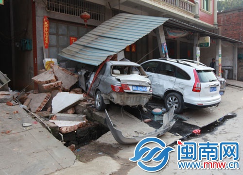 小車（左）撞墻后，殃及停在那的其余車