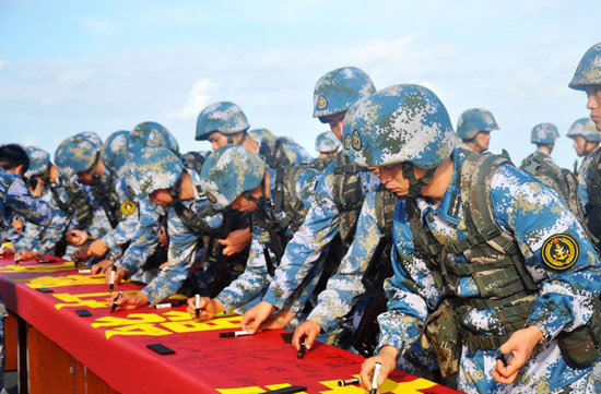 官兵們在條幅上簽名