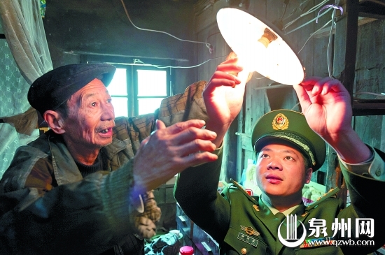 老人家燈泡壞了，邊防民警及時修好