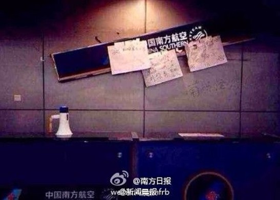 鄭州機場飛機延誤乘客打工作人員并潑飲料1