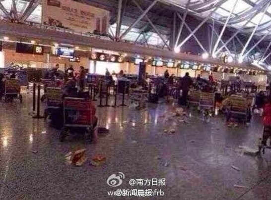 鄭州機場飛機延誤乘客打工作人員并潑飲料