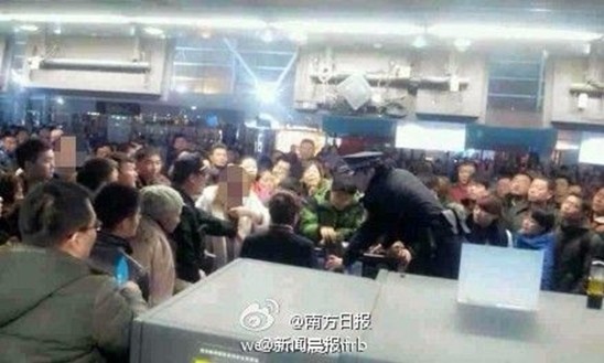 鄭州機場飛機延誤乘客打工作人員并潑飲料3