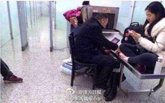 鄭州機場飛機延誤乘客打工作人員并潑飲料2