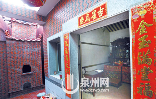宮僅一間房間大小，內(nèi)奉祀佛像、關(guān)帝爺?shù)?，宮內(nèi)側(cè)還