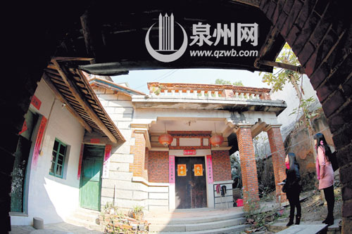 很多古厝只留下祖廳、護厝、后園，大多已是斷壁殘垣。