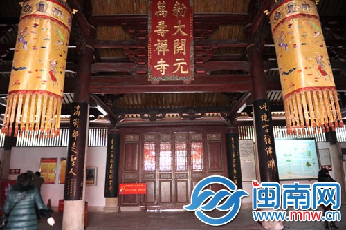 開元寺入門對聯(lián)：此地古稱佛國，滿街都是圣人