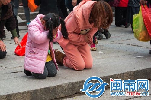 一對(duì)母女虔誠拜佛