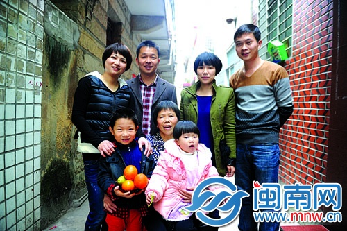 二十多年前拍的全家福里，只有4個人，如今一家已有