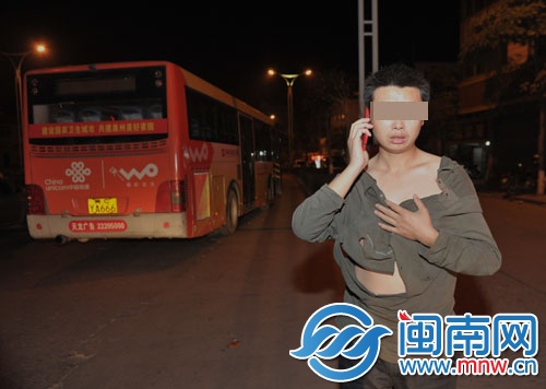司機(jī)的衣服已無法蔽體