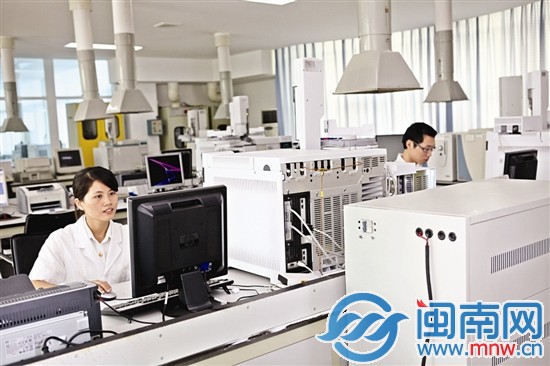 國家茶葉質(zhì)量監(jiān)督檢驗中心（福建）工作人員在測試分