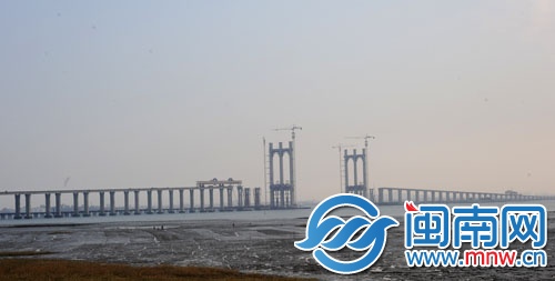泉州灣跨海大橋正在進行主橋的鋼梁安裝等施工