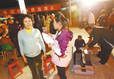 市民在進(jìn)行身高體重、坐位體前屈等項(xiàng)目測試