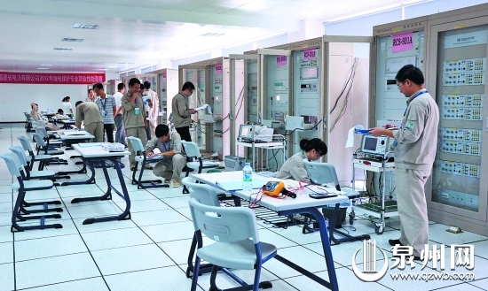 福建電力職業(yè)技術(shù)學(xué)院學(xué)生在進(jìn)行繼電保護(hù)實(shí)踐