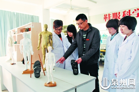 泉州華光職業(yè)學院學生在保健技術實驗室