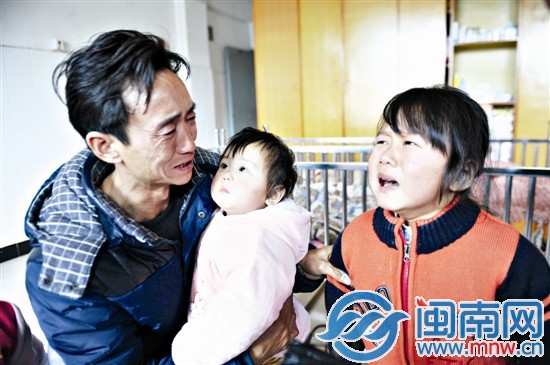 父親昨日返回泉州接三個女兒