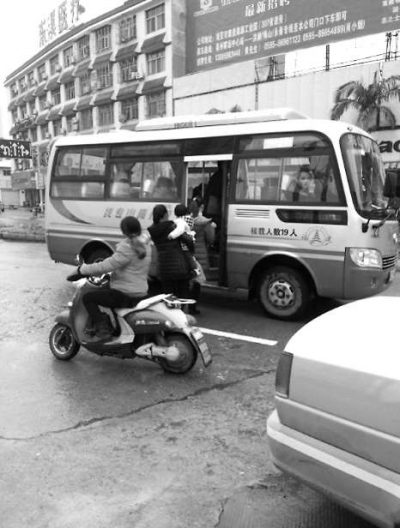 客運(yùn)車路中隨意停車攬客