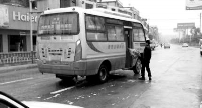 客運車路中停車攬客