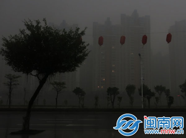 昨日下午3時(shí)34分，近乎黑夜，泉州東海一小區(qū)，居民