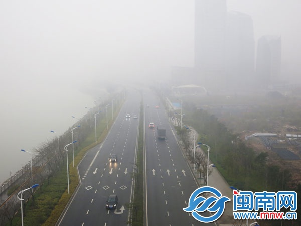 昨日下午3時(shí)30分，沿海大通道晉江大橋附近，前方馬