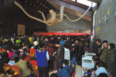 北京一樓盤每平米降價(jià)3000元銷售引千人搶購(gòu)