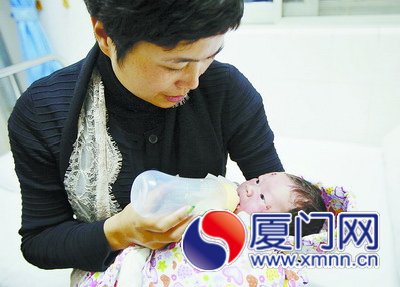 愛心媽媽趕往醫(yī)院看望寶寶。