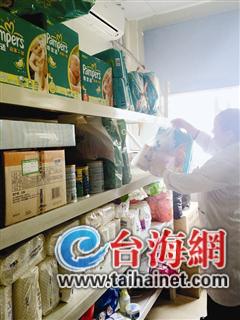 社會各界給“奇跡寶寶”送來的紙尿褲、奶粉、衣服等