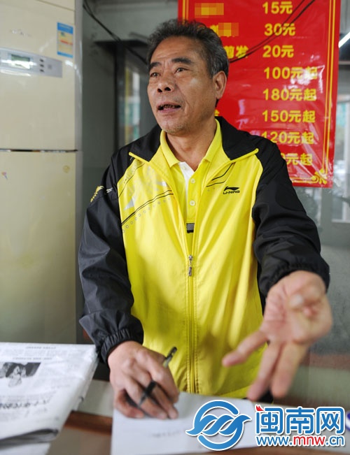 老人邊唱邊寫(xiě)