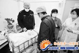 寶寶的叔叔見到寶寶后，連說“謝謝你們的細心照顧”。