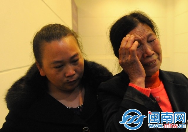 寶寶的奶奶（右）一出機(jī)場，看到接機(jī)的兒子掩面哭泣