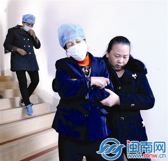 奶奶（前排左）探視完寶寶后，傷心得幾度軟了身子