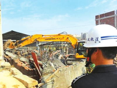 大型鉤機(jī)對違法建筑進(jìn)行強(qiáng)制拆除