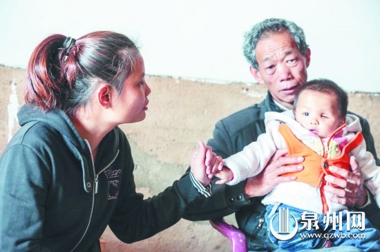 小丹不幸罹患眼癌，左眼球已被摘除。