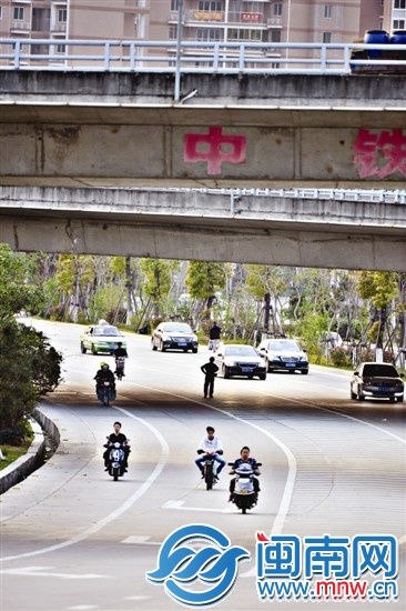 東海立交橋目前缺乏慢行系統(tǒng)，行人和非機(jī)動(dòng)車(chē)很危險(xiǎn)