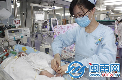 護(hù)士們會(huì)經(jīng)常過(guò)來(lái)看看寶寶