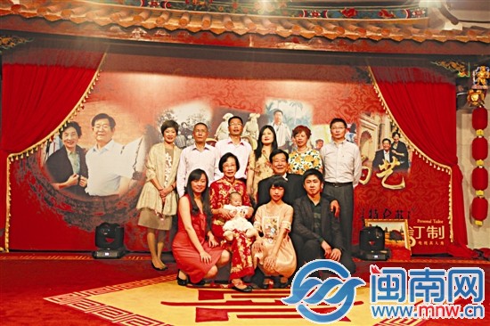 金婚慶典上，老人和家人學(xué)生拍照留念