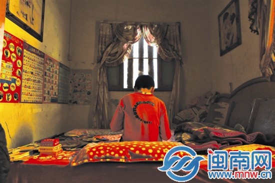 小斌獨(dú)自呆在貼滿動物圖鑒的昏暗小屋里，才最安靜