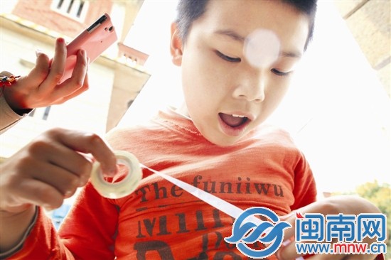 小斌玩著膠帶時，聽到手機里的《感恩的心》音樂